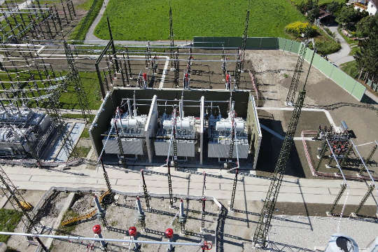 Riesentrafo ist am Netz.JPG